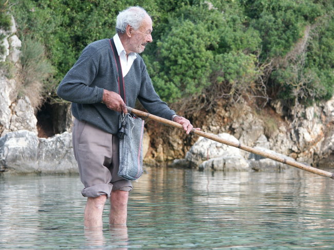 Ein lieber Nachbar beim Tintenfischfang